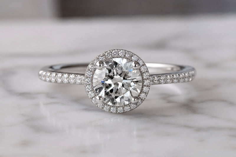 Bague Halo, diamant rond un carat, halo et épaules pavées, or blanc — Carron Olivier