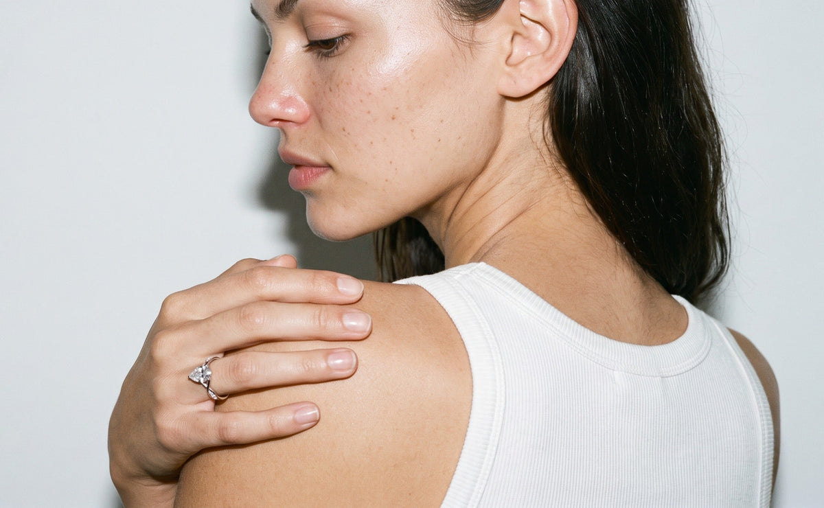 Bague Infini portée, diamant poire créé en laboratoire sur anneau croisé pavé, or blanc