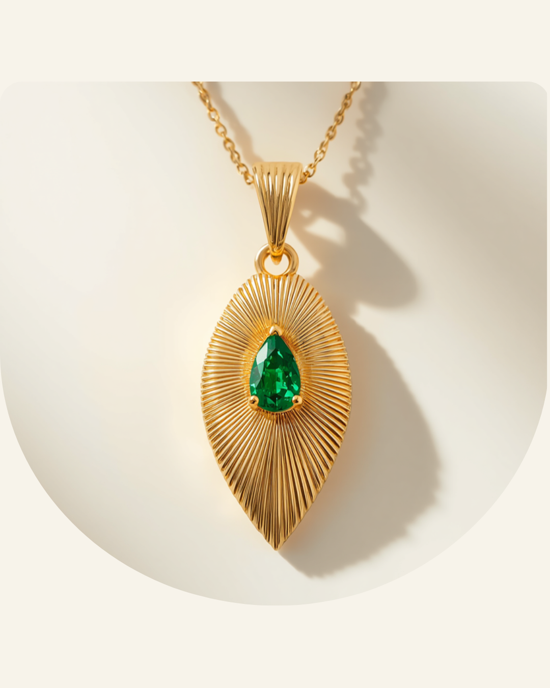 Collier Plume or jaune 18 ct et émeraude, pendentif ogive — Carron et Olivier