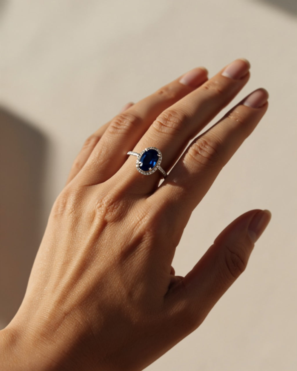 Bague Halo Saphir portée — Carron et Olivier