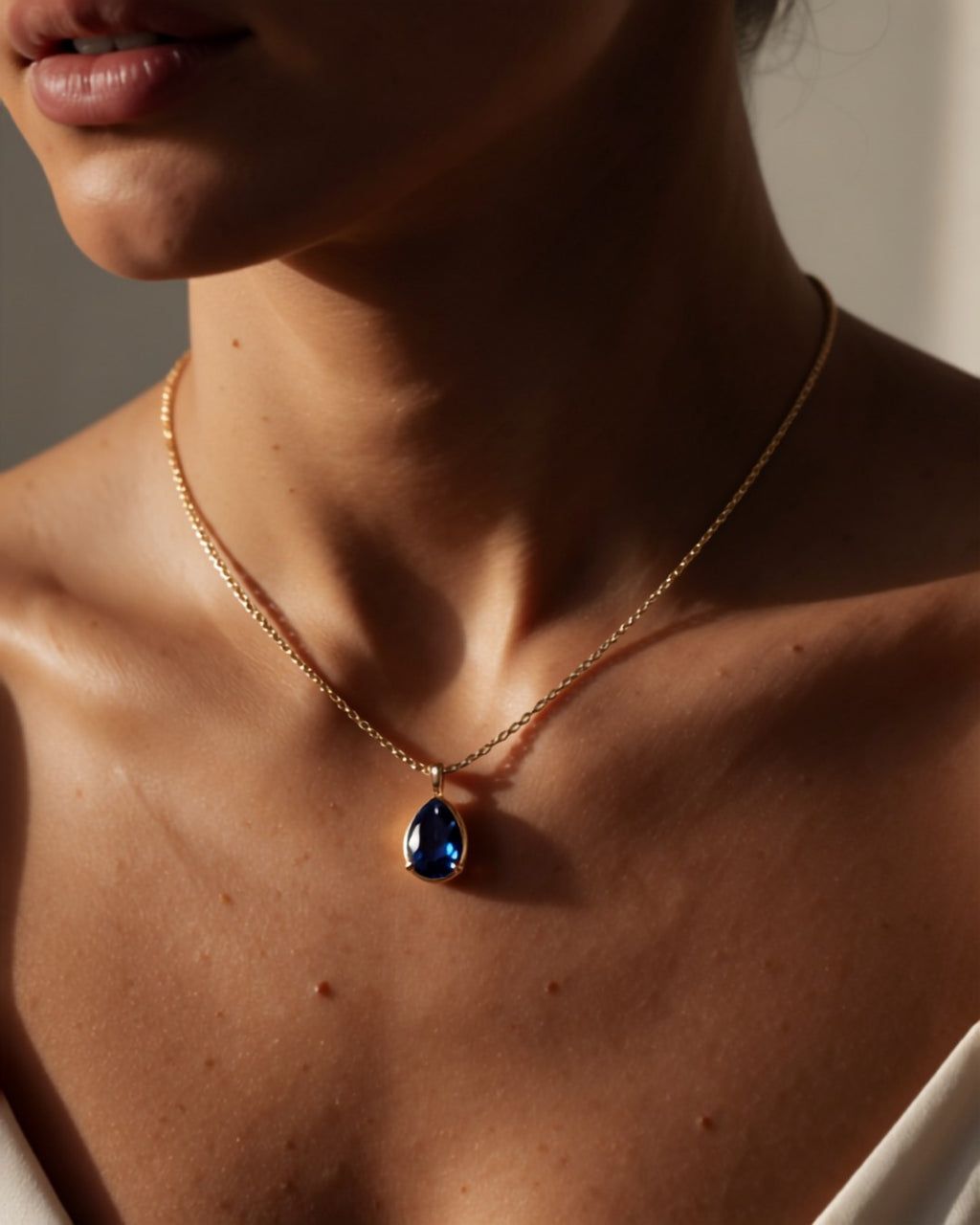 Pendentif Larme de Paon porté — Carron et Olivier
