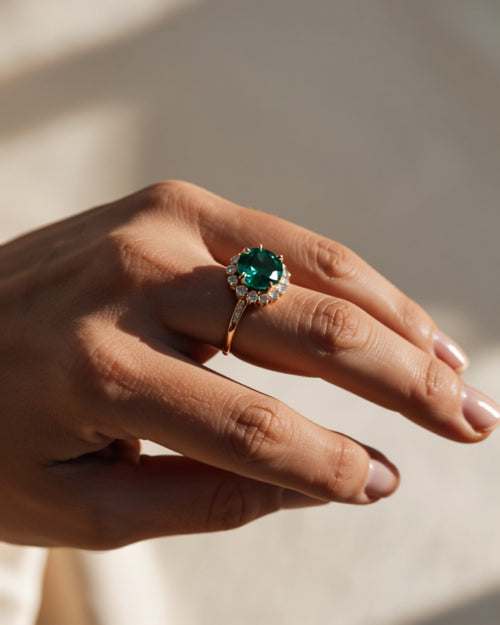 Bague Émeraude Halo portée — Carron et Olivier
