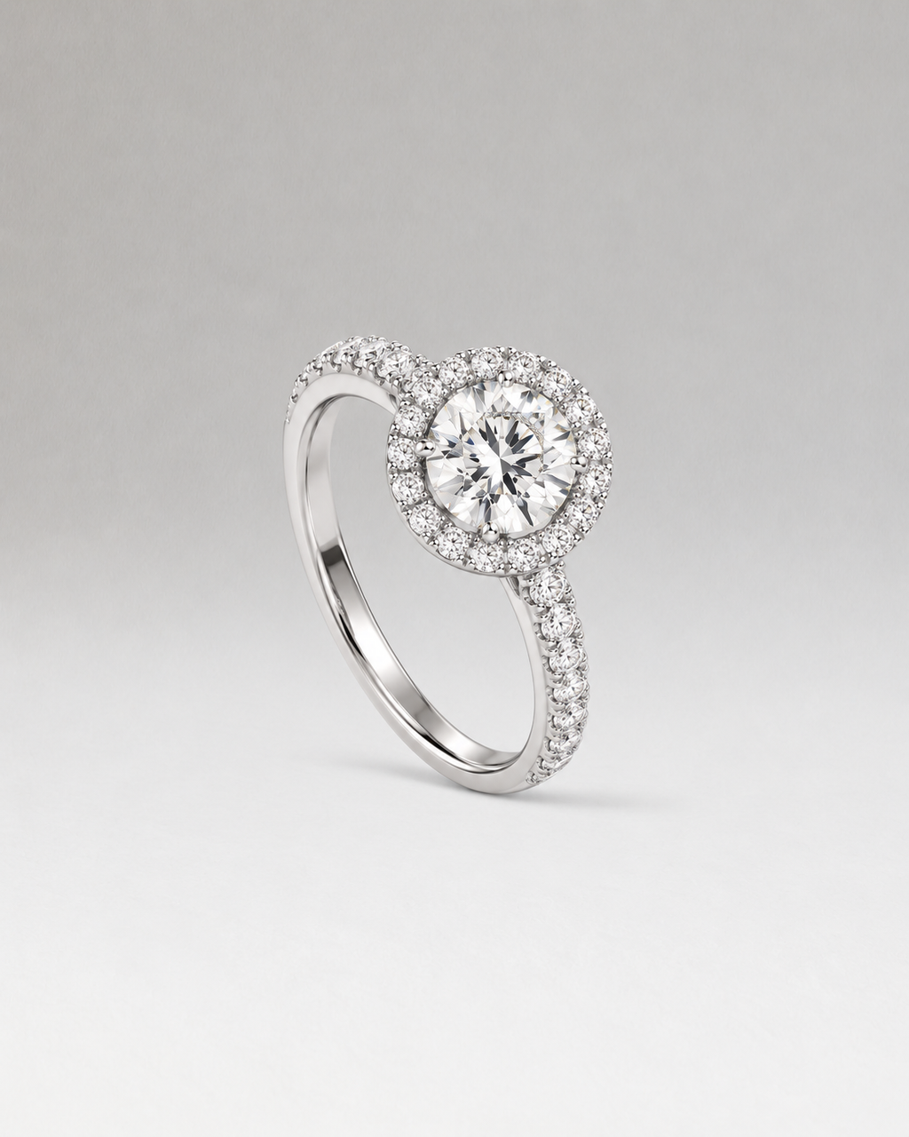 Bague Halo — diamant rond créé en laboratoire, halo et épaules pavées, or blanc — vue trois quarts
