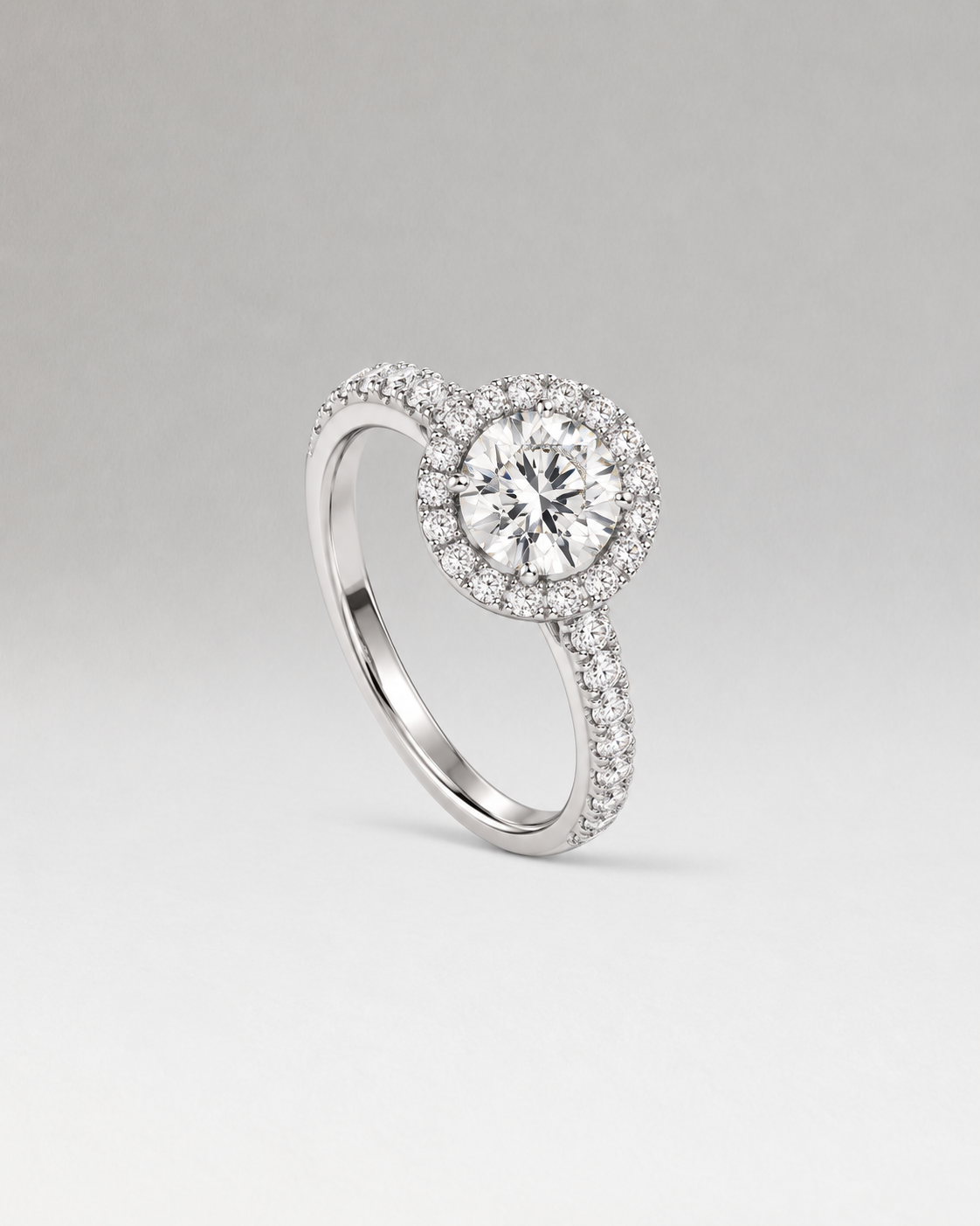Bague Halo — diamant rond créé en laboratoire, halo et épaules pavées, or blanc — vue trois quarts