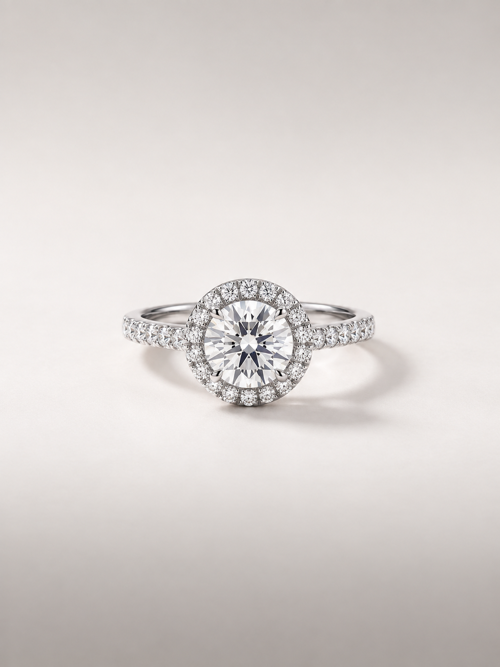 Bague Halo — diamant rond créé en laboratoire, halo et épaules pavées, or blanc — vue de face