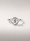 Bague Halo — diamant rond créé en laboratoire, halo et épaules pavées, or blanc — vue de face