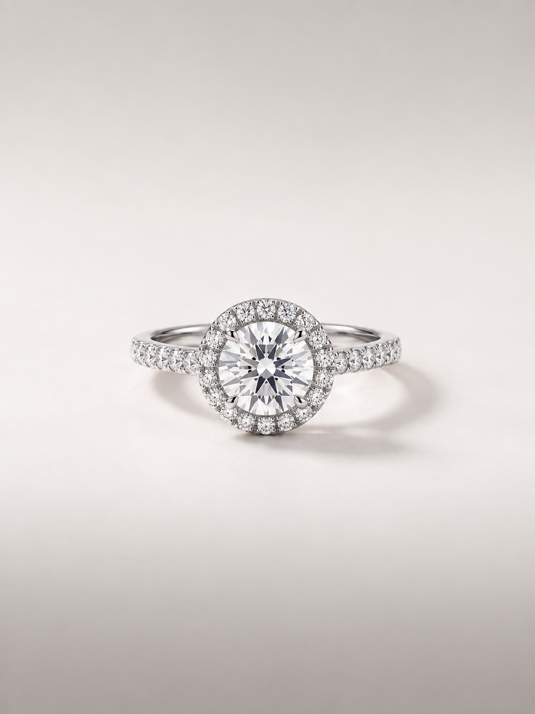 Bague Halo — diamant rond créé en laboratoire, halo et épaules pavées, or blanc — vue de face