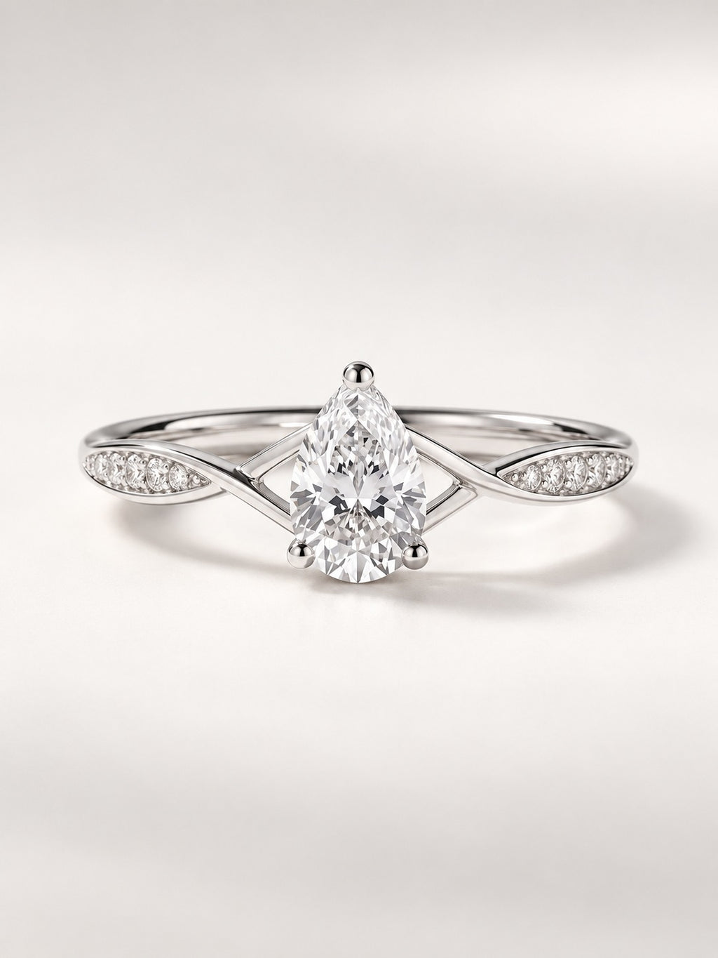Bague Infini — diamant poire créé en laboratoire sur anneau croisé pavé, or blanc — vue de face