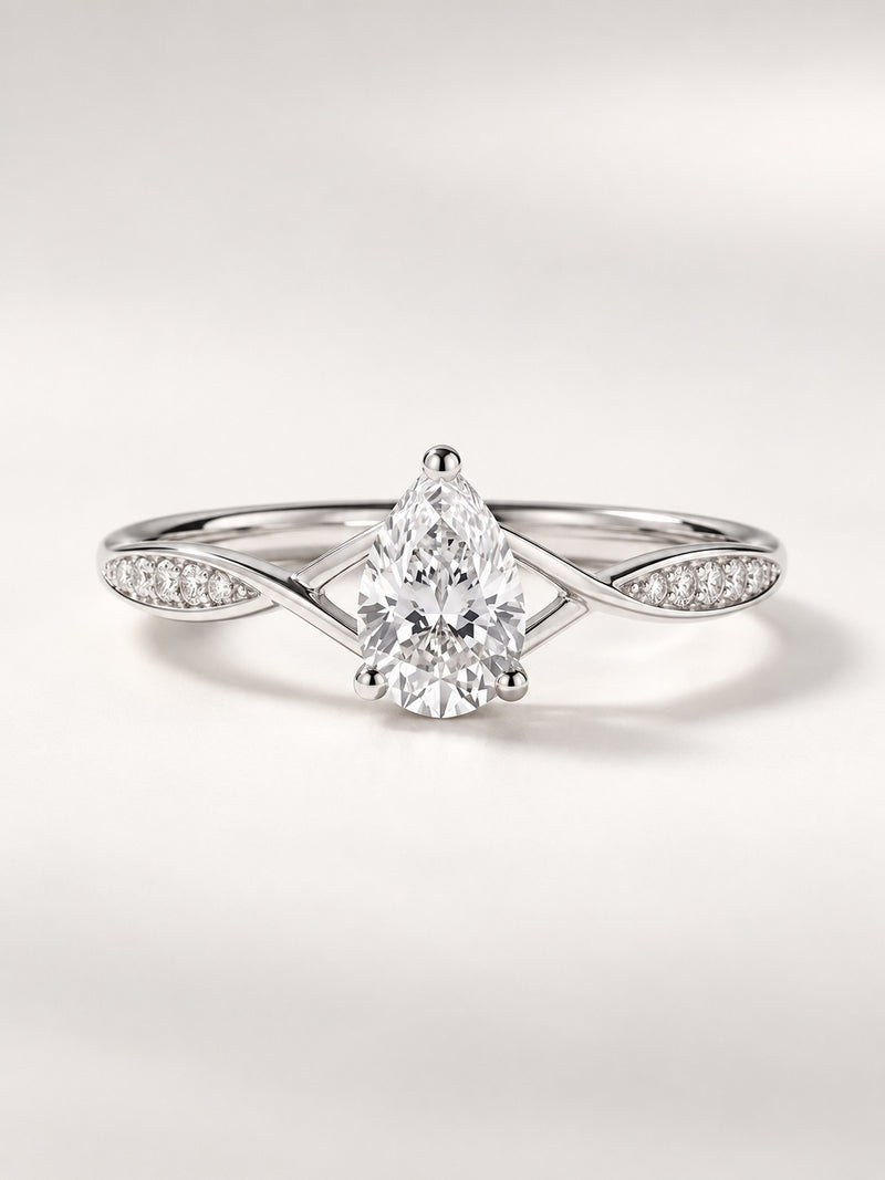 Bague Infini — diamant poire créé en laboratoire sur anneau croisé pavé, or blanc — vue de face