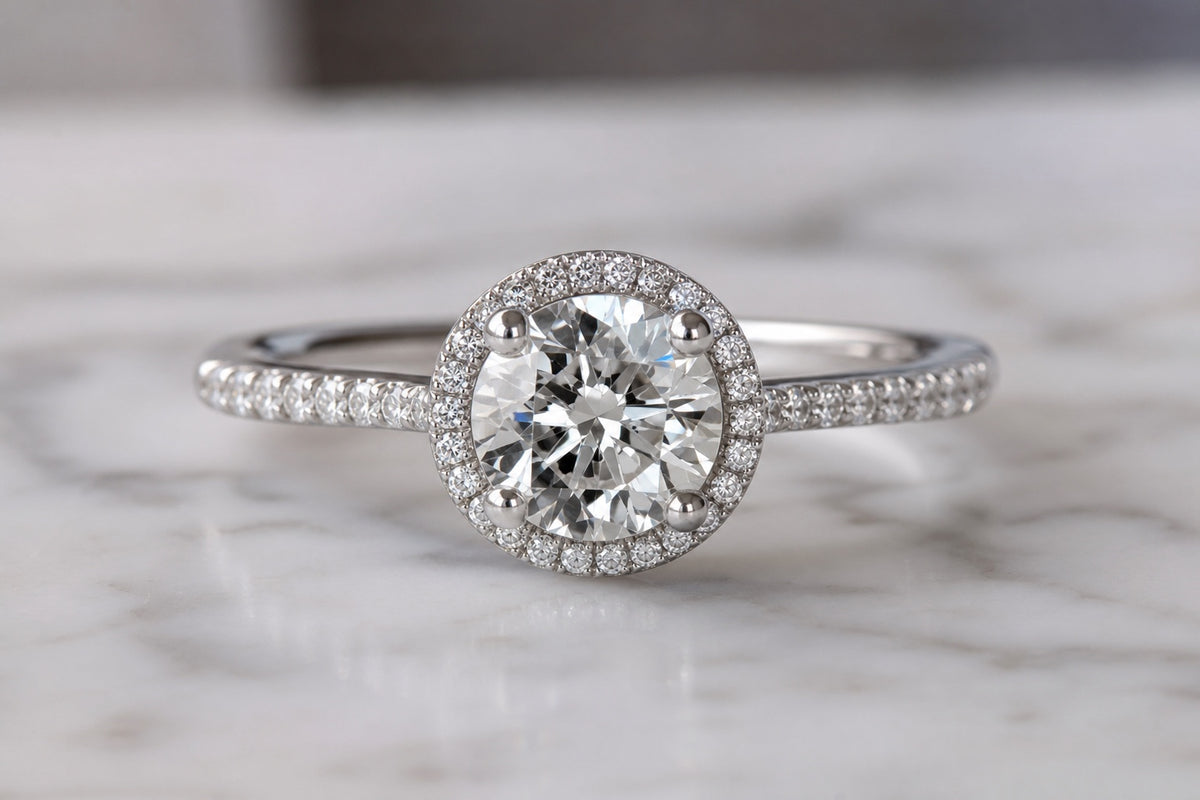 Bague Halo, diamant rond un carat, halo et épaules pavées, or blanc — Carron Olivier