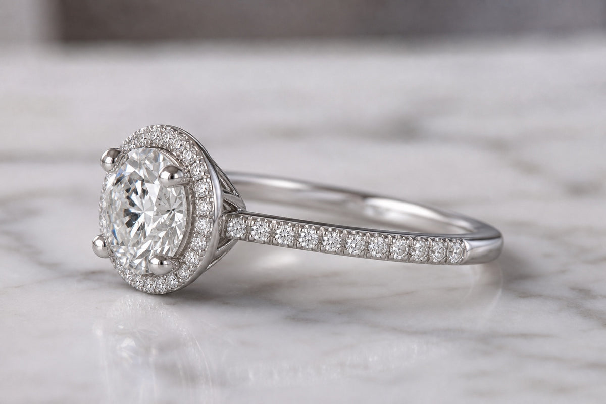 Bague Halo, vue trois quarts sur l'anneau pavé en or blanc — Carron Olivier