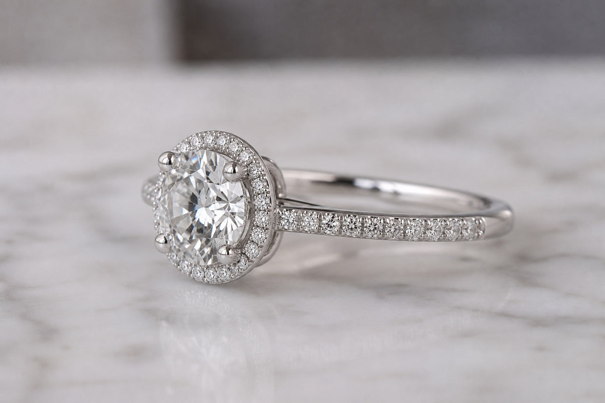 Bague Halo, diamant rond et halo serré, or blanc — Carron Olivier
