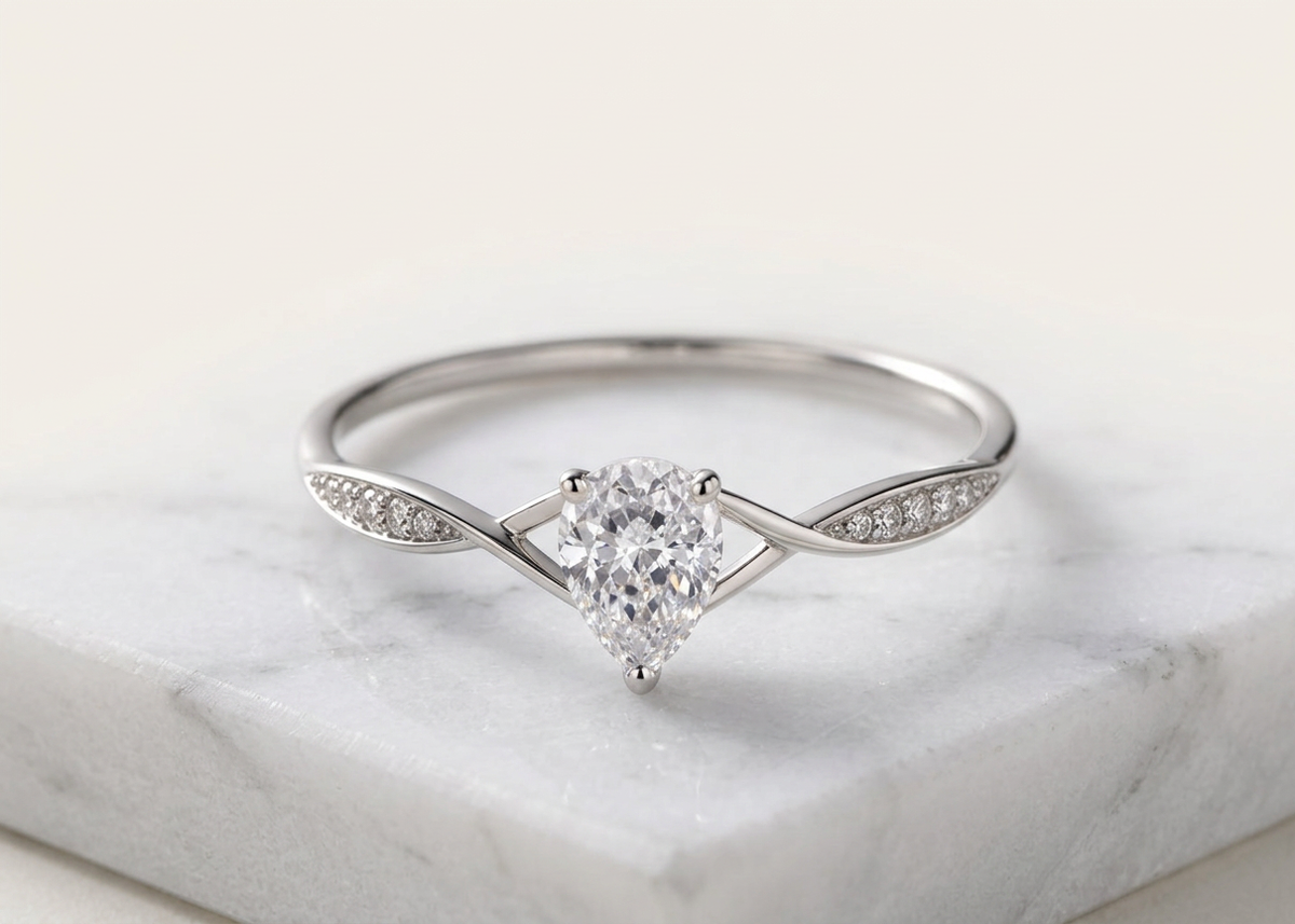 Bague Infini, vue trois quarts sur les brins croisés pavés, or blanc — Carron Olivier