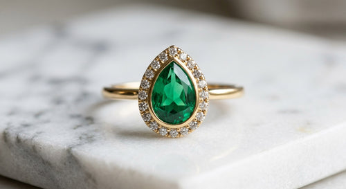 Bague Ocelle, émeraude taille poire cernée d'un halo de diamants, or jaune — Carron Olivier
