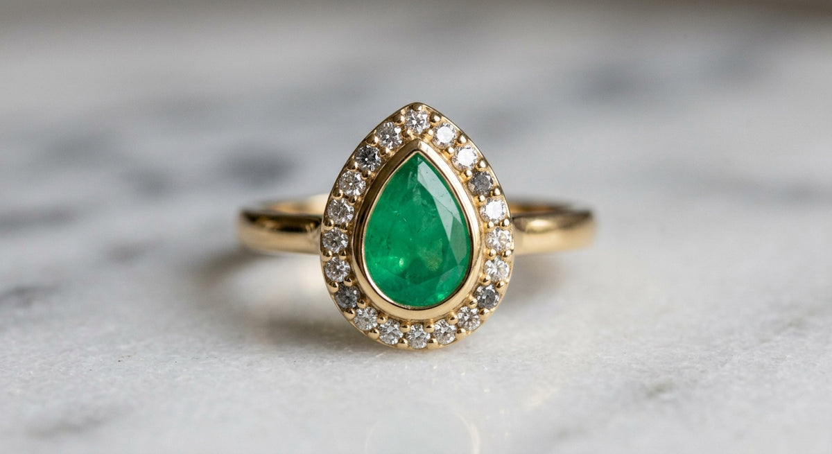 Bague Ocelle, macro sur l'émeraude taille poire — Carron Olivier
