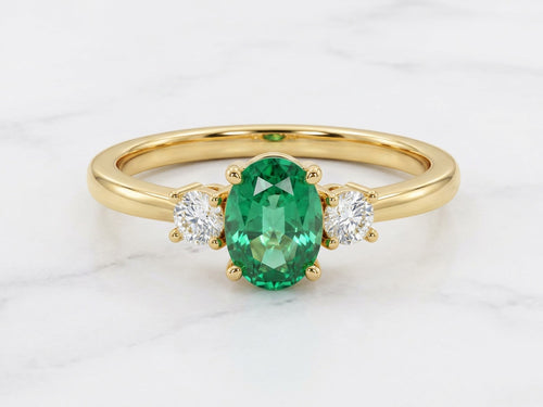 Bague Trilogie, émeraude ovale entre deux diamants, or jaune — Carron Olivier