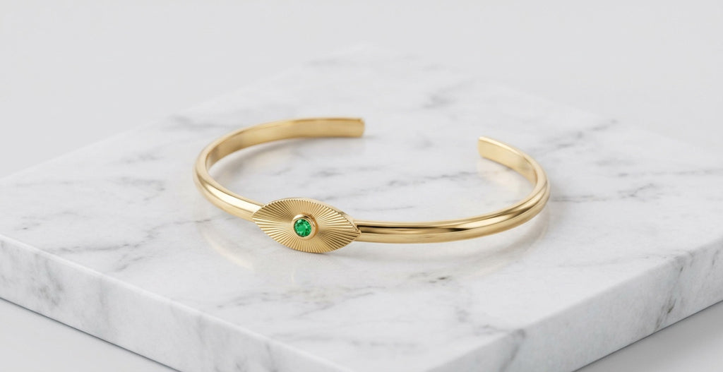 Bracelet Ocelle en or jaune, plaque ovale gravée et émeraude — Carron Olivier
