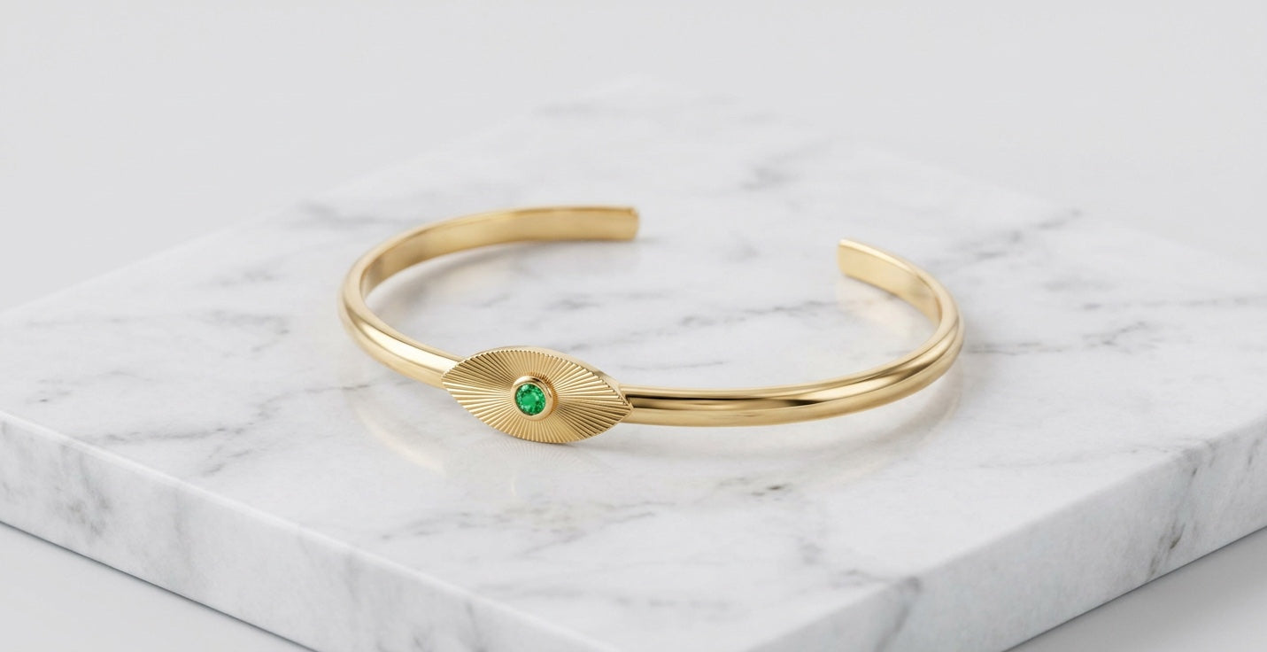 Bracelet Ocelle en or jaune, plaque ovale gravée et émeraude — Carron Olivier