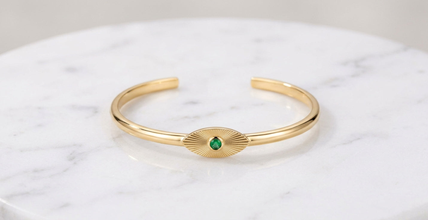 Bracelet Ocelle, jonc ouvert en or jaune massif, vue trois quarts — Carron Olivier