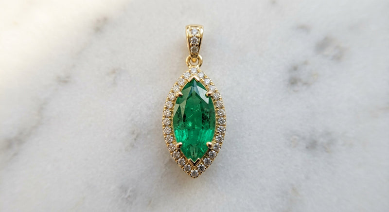 Collier Ocelle, pendentif émeraude taille marquise et halo de diamants, or jaune — Carron Olivier