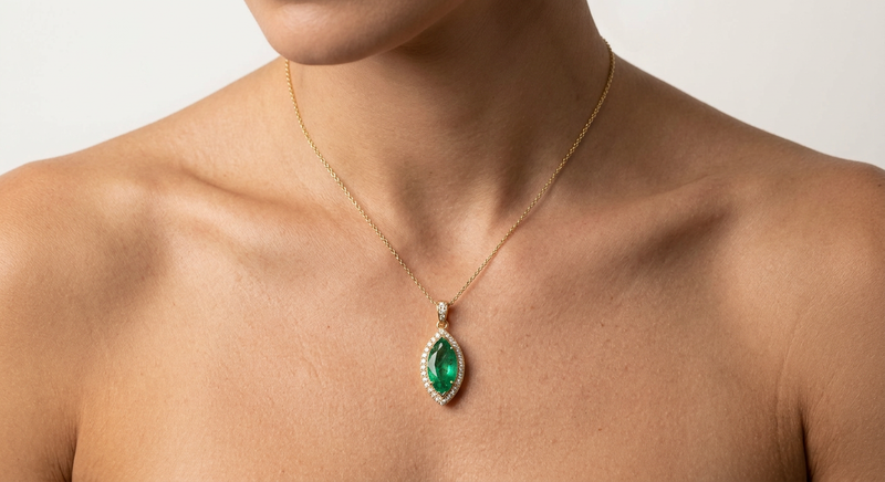 Collier Ocelle porté — pendentif émeraude marquise et halo de diamants sur chaîne fine en or — Carron Olivier