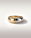 Bague Bicolore — dôme moitié or jaune moitié or blanc, vue de face
