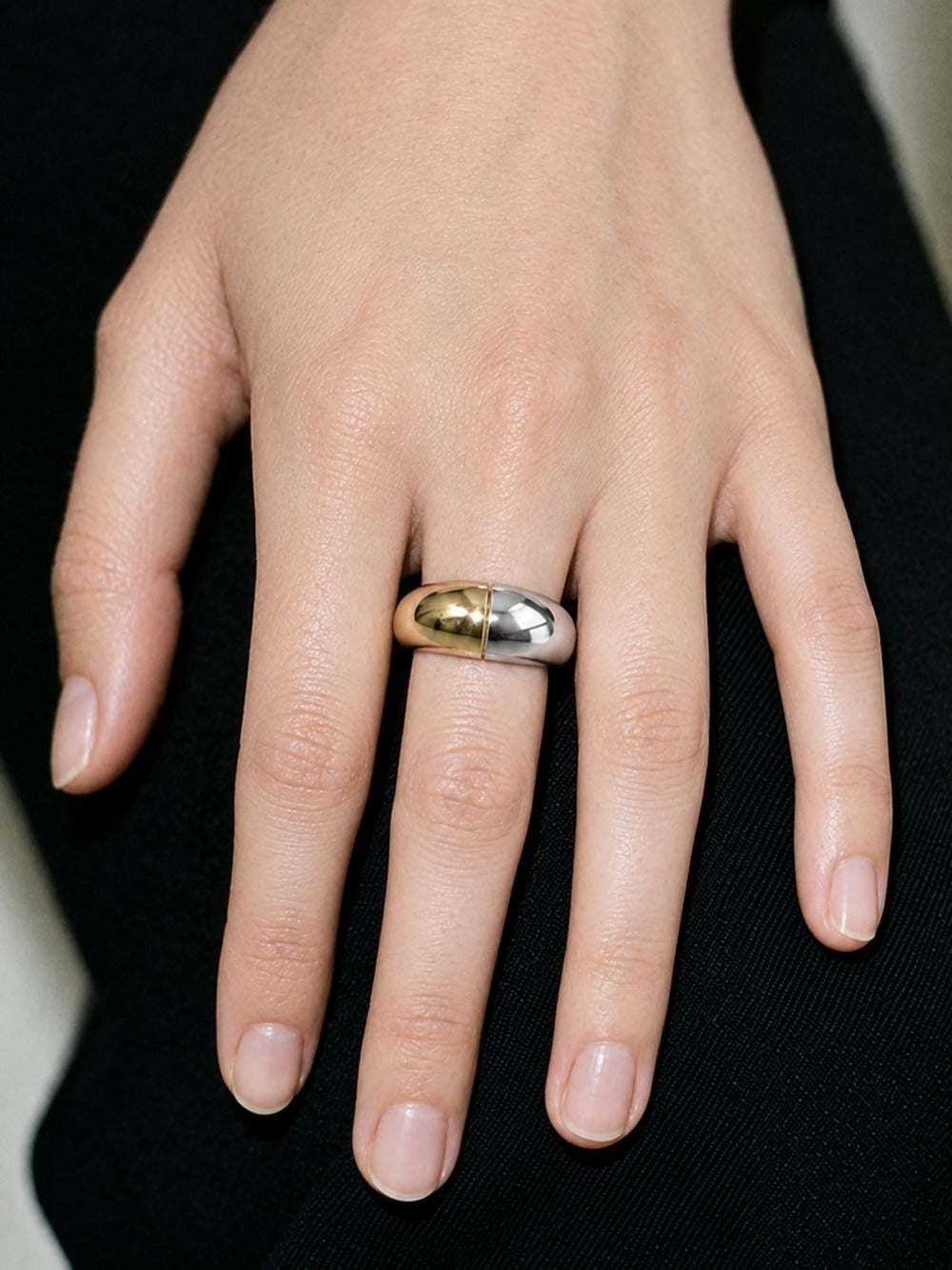 Bague Bicolore portée à la main droite