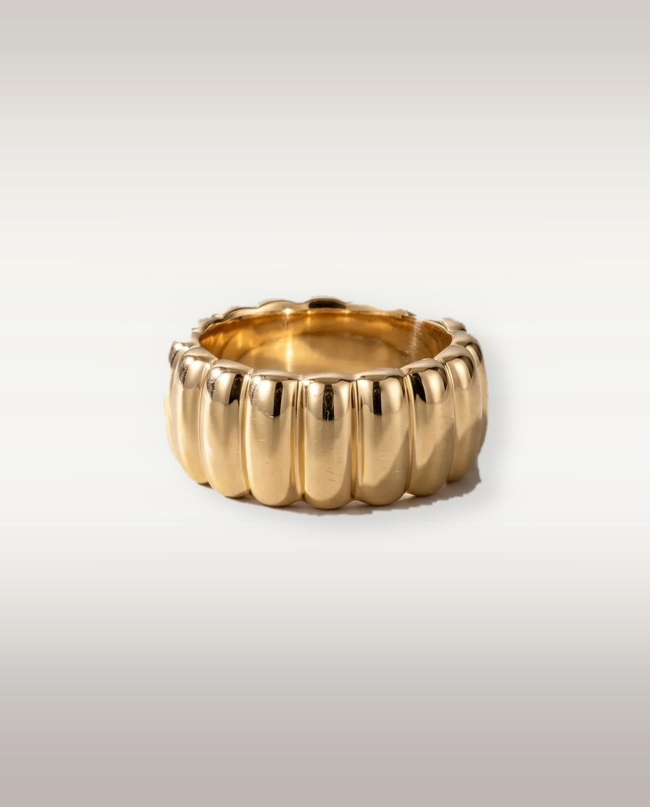 Bague Côtelée — jonc large nervuré en or jaune poli, vue de face