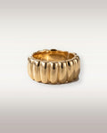 Bague Côtelée — jonc large nervuré en or jaune poli, vue de face