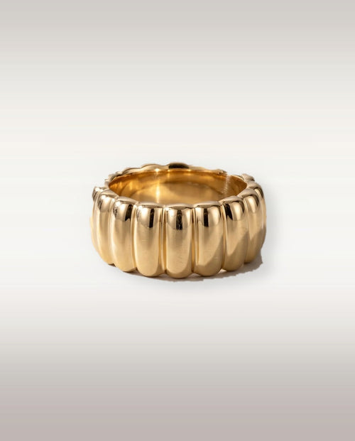 Bague Côtelée — jonc large nervuré en or jaune poli, vue de face
