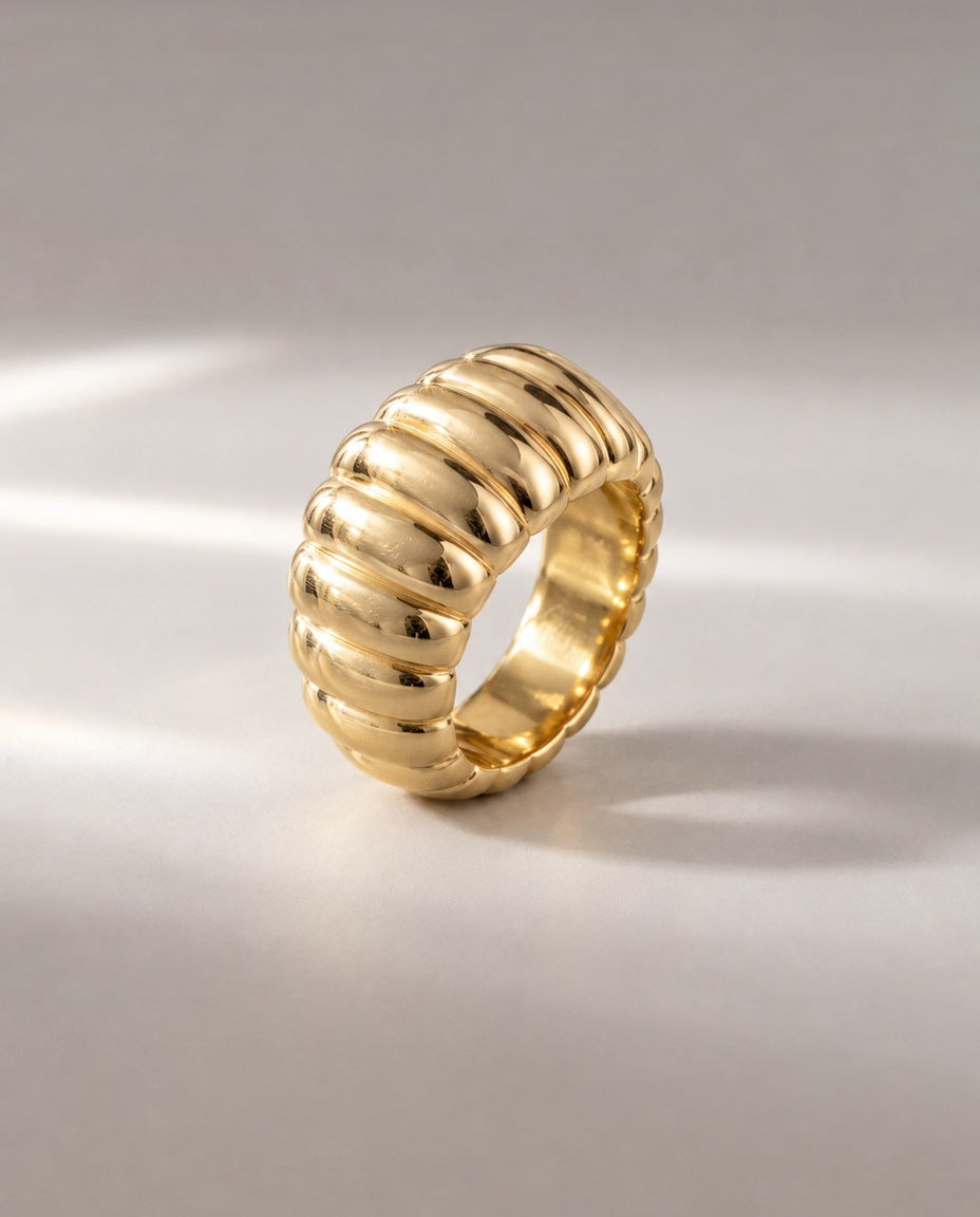 Bague Côtelée — vue inclinée