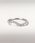 Bague Courbe — anneau fin ondulé en or blanc, neuf diamants de laboratoire serti griffes, vue de face