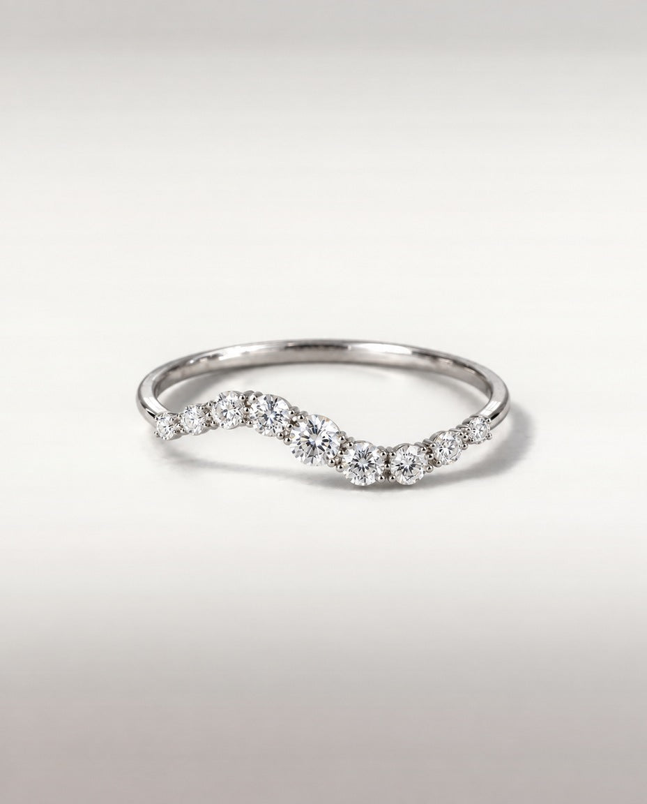 Bague Courbe — anneau fin ondulé en or blanc, neuf diamants de laboratoire serti griffes, vue de face