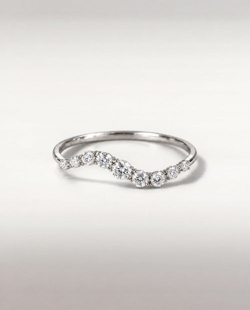 Bague Courbe — anneau fin ondulé en or blanc, neuf diamants de laboratoire serti griffes, vue de face