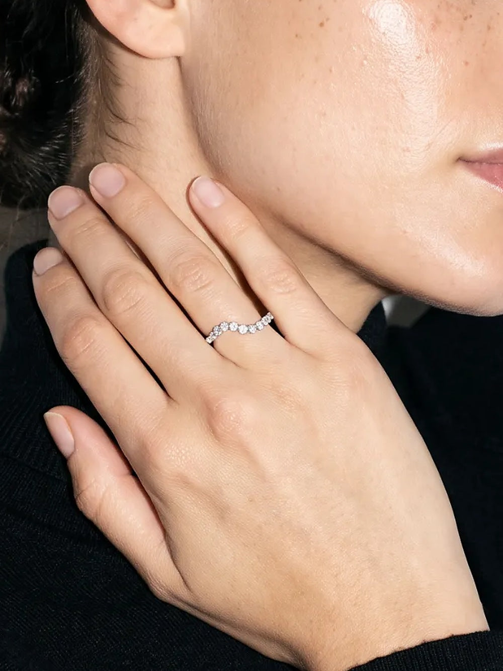 Bague Courbe portée à la main droite