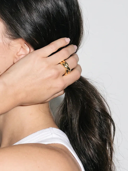 Bague Entrelacs portée à la main droite