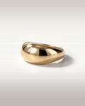 Bague Galet — dôme bombé en or jaune poli, vue de face