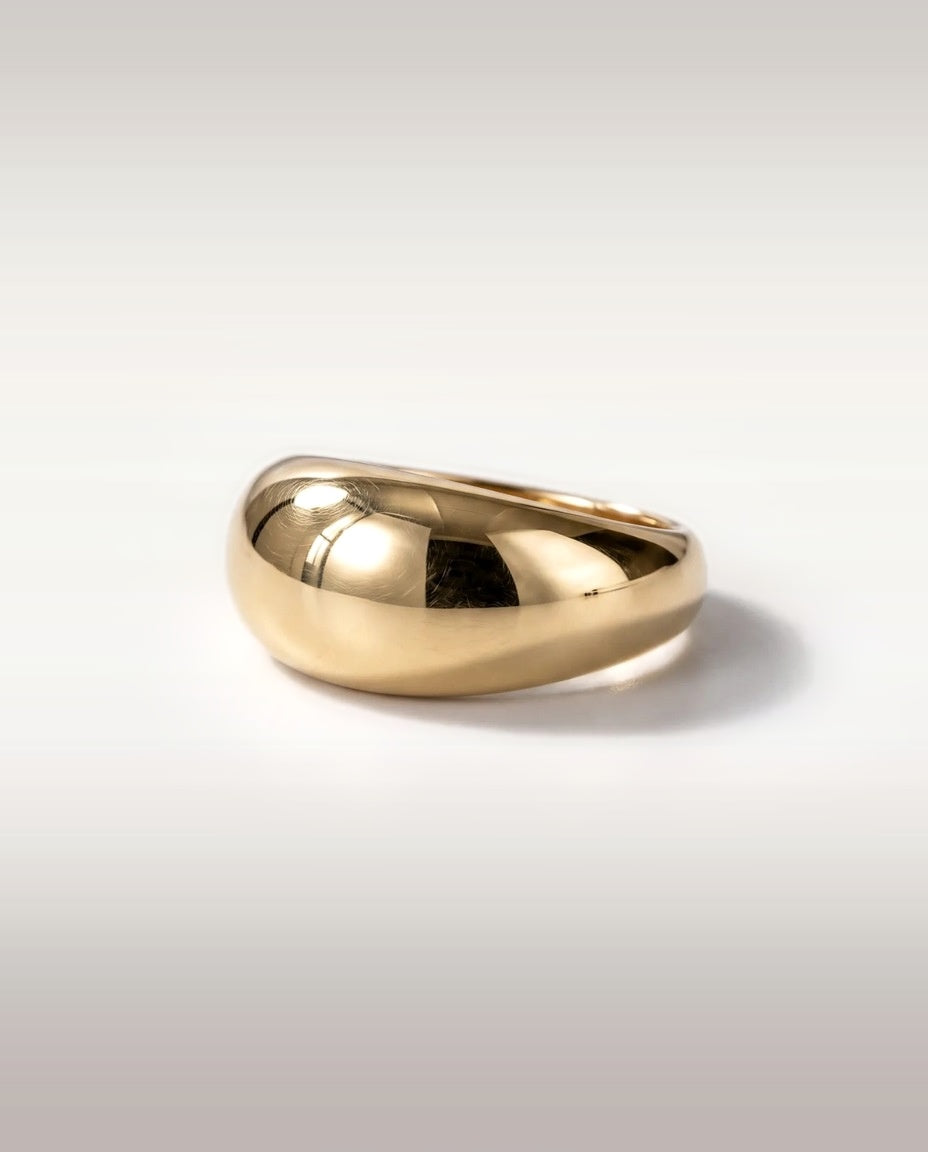 Bague Galet — dôme bombé en or jaune poli, vue de face