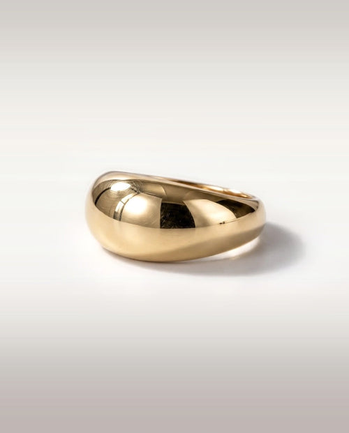 Bague Galet — dôme bombé en or jaune poli, vue de face