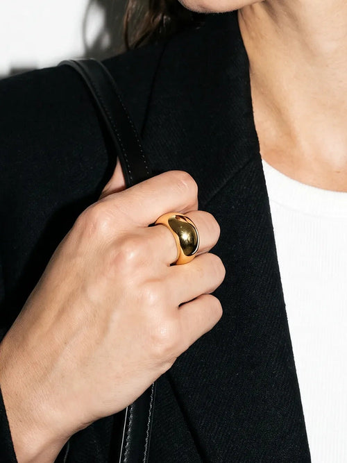 Bague Galet portée à la main droite