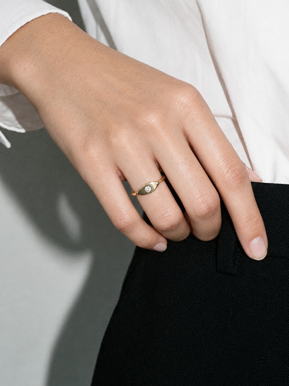 Bague Navette portée à la main droite