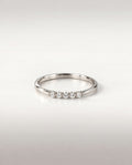 Bague Quintet Blanc — anneau fin en or blanc, cinq diamants de laboratoire serti griffes, vue de face