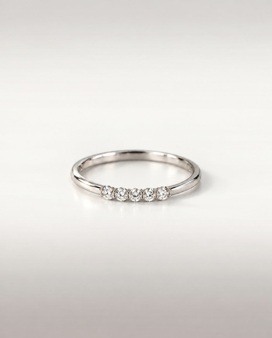 Bague Quintet Blanc — anneau fin en or blanc, cinq diamants de laboratoire serti griffes, vue de face