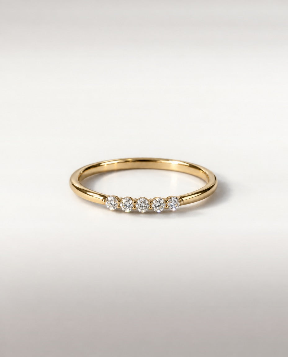Bague Quintet — anneau fin en or jaune, cinq diamants de laboratoire serti griffes, vue de face