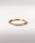 Bague Quintet — anneau fin en or jaune, cinq diamants de laboratoire serti griffes, vue de face