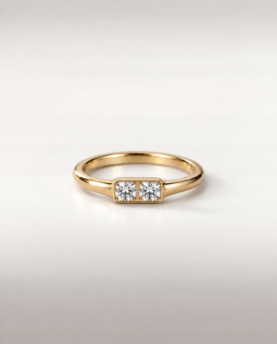 Bague Tandem — anneau fin en or jaune, deux diamants de laboratoire en serti clos, vue de face