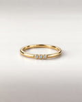 Bague Trio — anneau fin en or jaune, trois diamants de laboratoire en serti clos, vue de face