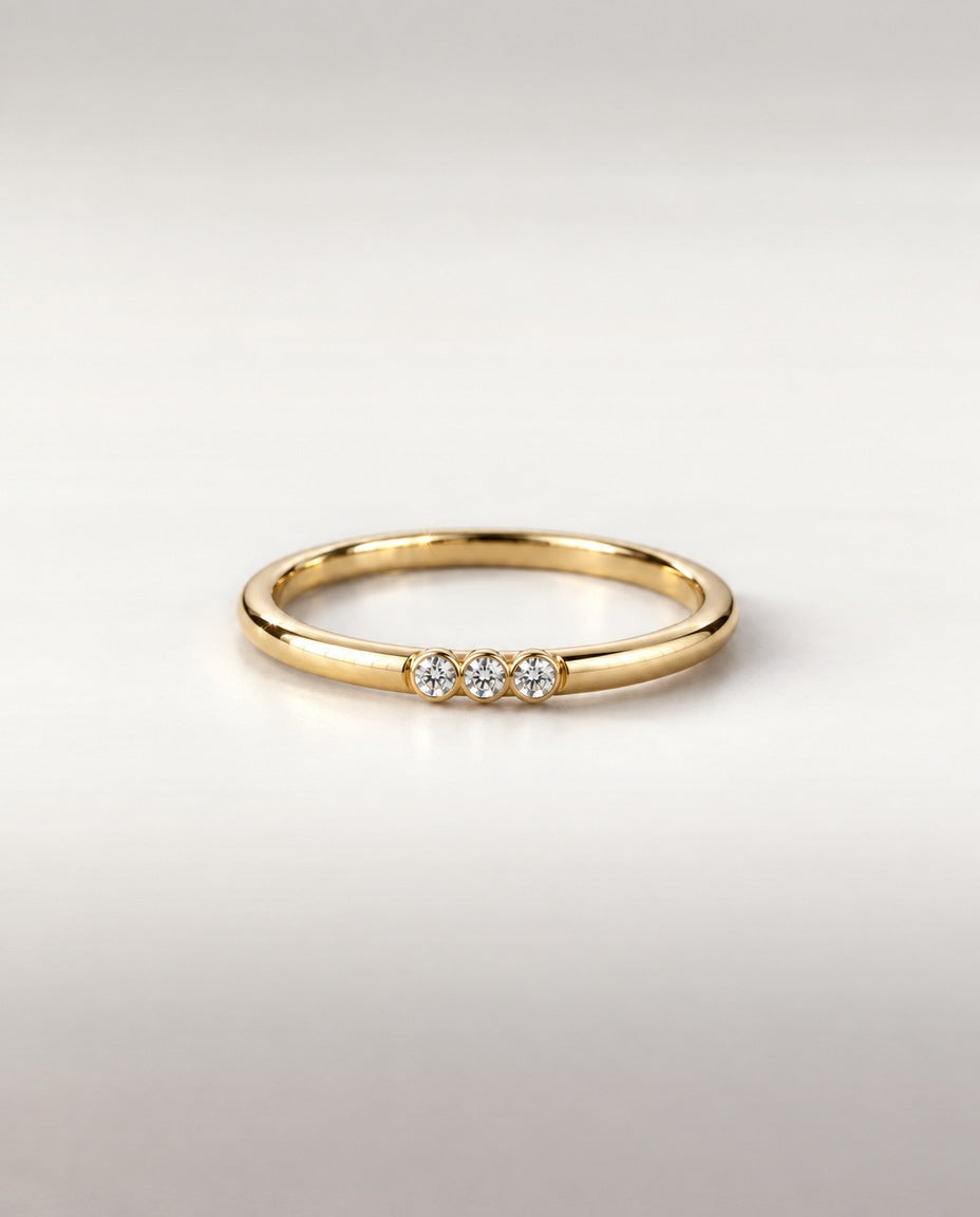 Bague Trio — anneau fin en or jaune, trois diamants de laboratoire en serti clos, vue de face