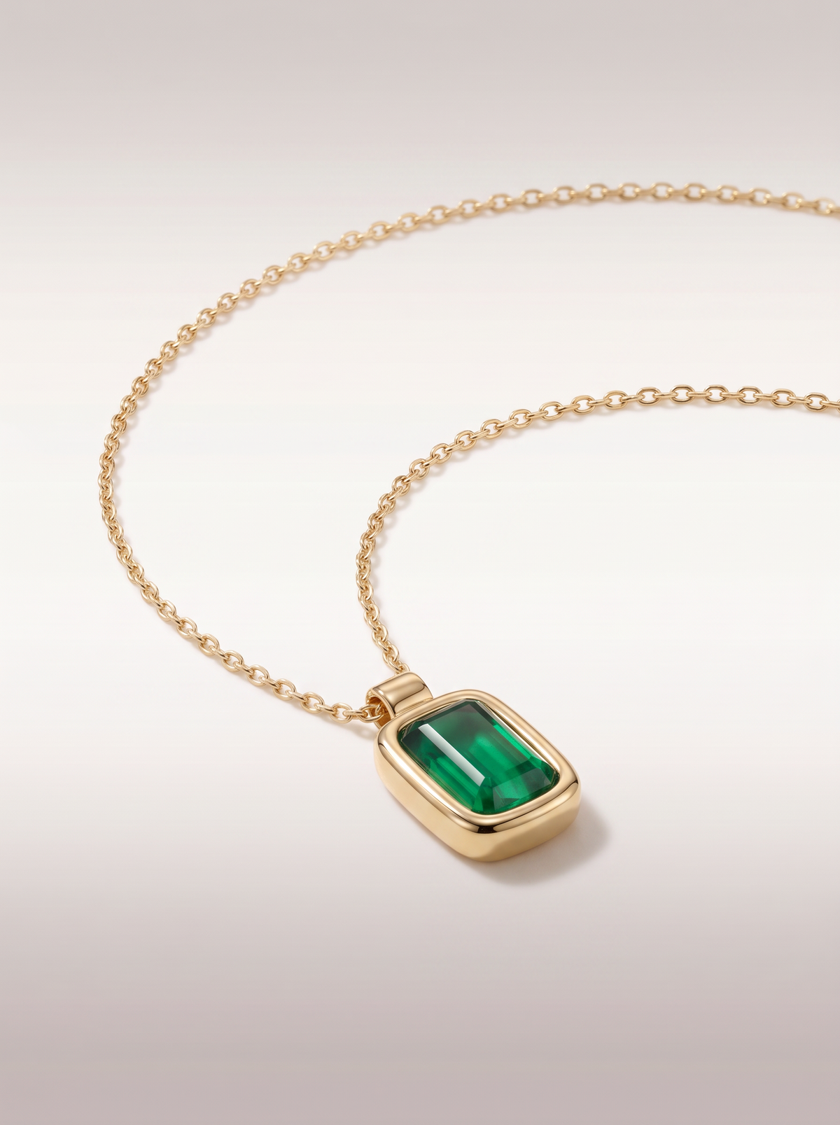 Collier Cabochon Vert — vue trois-quarts