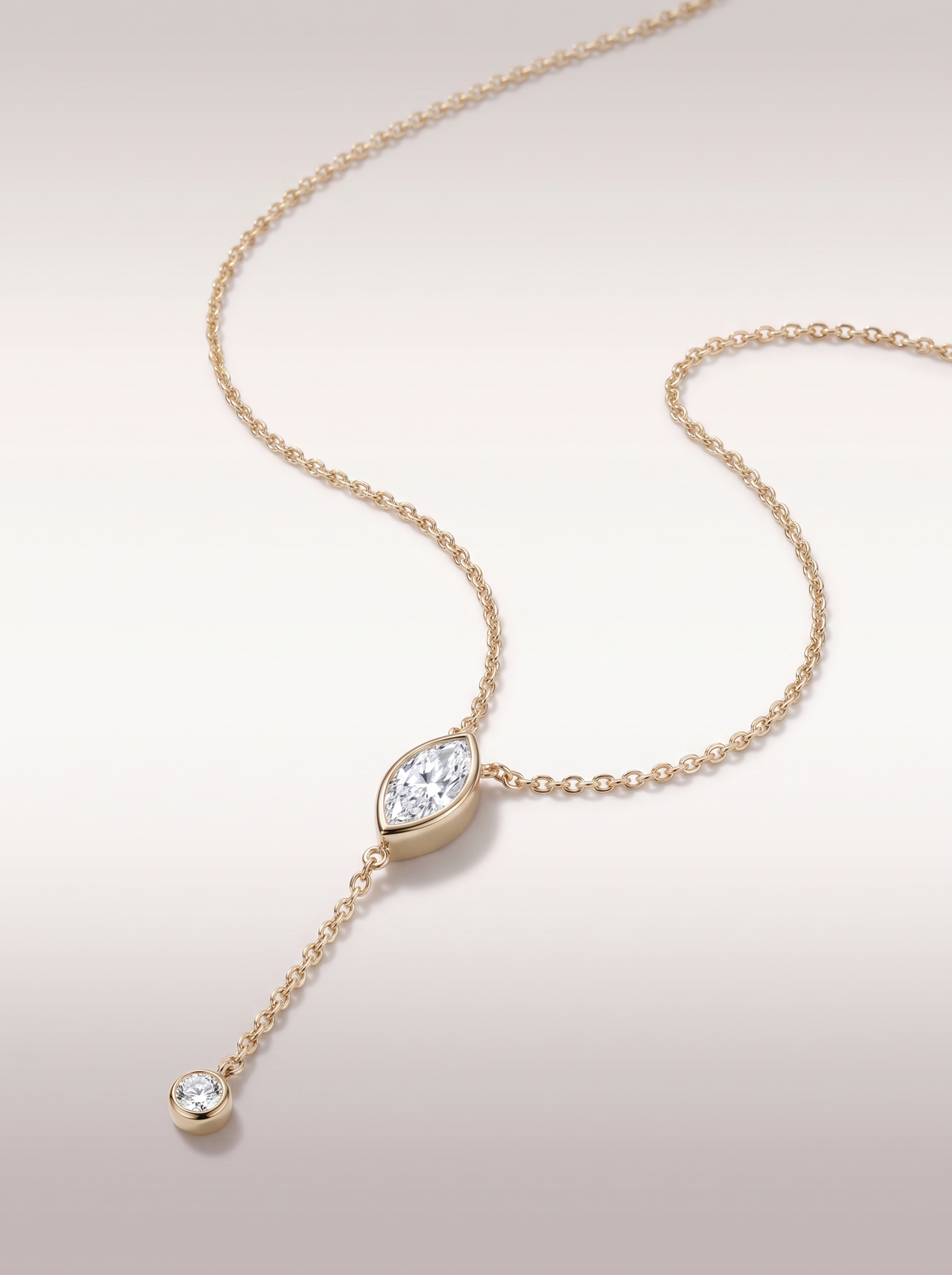 Collier Lariat Marquise — vue trois-quarts